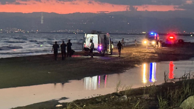 Mersin'de kahreden olay! Aynı aileden 5 kişi dalgalarla açığa sürüklendi... Can kaybı 4'e yükseldi haber görseli