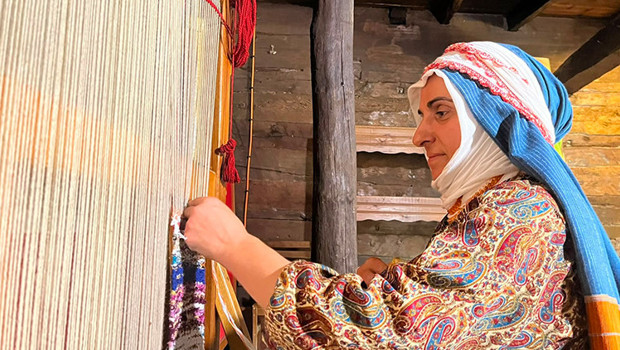 Adı artık "Poşetçi"ye çıktı: Plastik atıkları geleneksel tezgahta kumaşa dönüştürüyor
