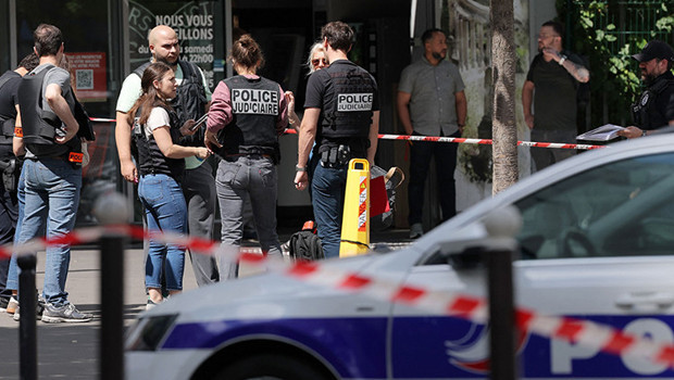 Paris'te bıçaklı saldırgan dehşet saçtı: İzindeki polis felaketi önledi