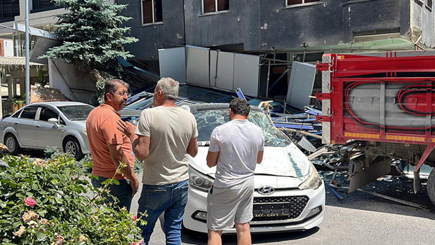Atıl durumdaki hastanenin dış cephesi düştü, otomobiller hasar gördü