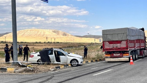Feci kaza… Çankırı'da kamyon ile otomobil çarpıştı: 3 ölü, 2 yaralı haber görseli
