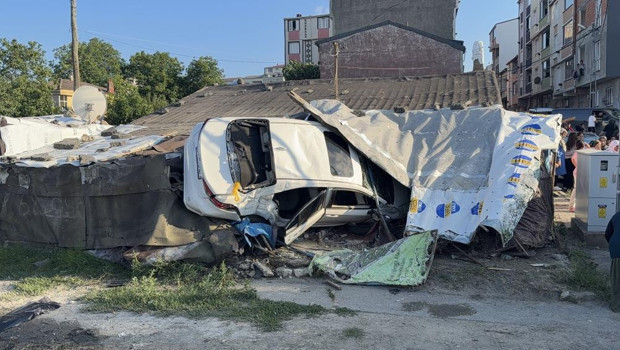 Arnavutköy'de kontrolden çıkan otomobil eve daldı: 5 yaralı