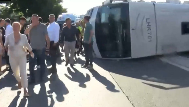Sarıyer'de TEM Otoyolu'nda midibüs devrildi: 13 yaralı haber görseli