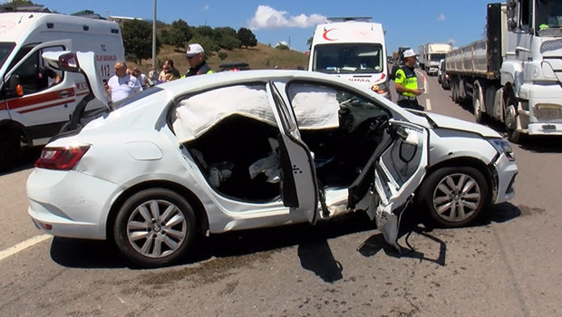 Pendik'te iki otomobil çarpıştı: 1'i çocuk 2 yaralı