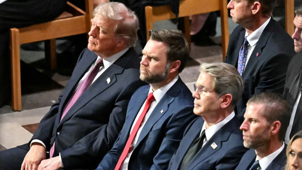 Biden ile dalga geçiyordu: Trump sosyal medyada alay konusu oldu