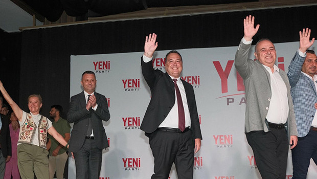 Manisa Büyükşehir Belediye Başkanı Besim Dutlulu ile 14 ilçe belediye başkanı Yeni Parti'ye katıldı
