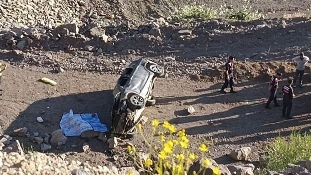 Otomobil dere yatağına devrildi: 3 ölü, 3 yaralı haber görseli
