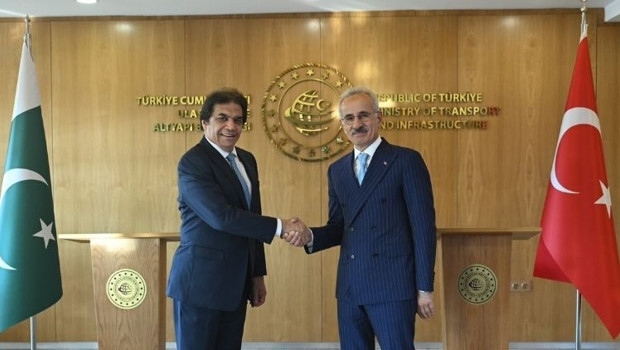 Bakan Uraloğlu, Pakistanlı mevkidaşı Abbasi ile görüştü