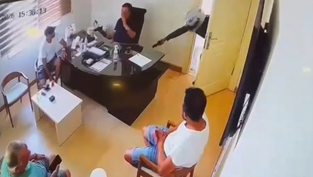 Mersin'de tatil sitesi başkanına silahlı saldırı: O anlar kamerada