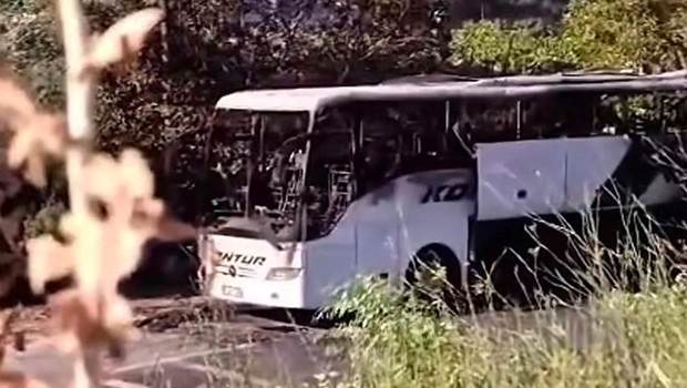 Mersin'de seyir halindeki yolcu otobüsü yandı; araç kullanılamaz hale geldi haber görseli
