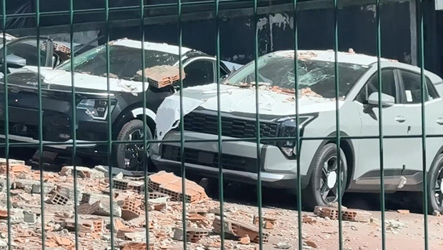İstanbul'daki otomobil bayinde şok görüntü! 12 adet sıfır araçta hasar oluştu: Zarar 30 milyon lira haber görseli