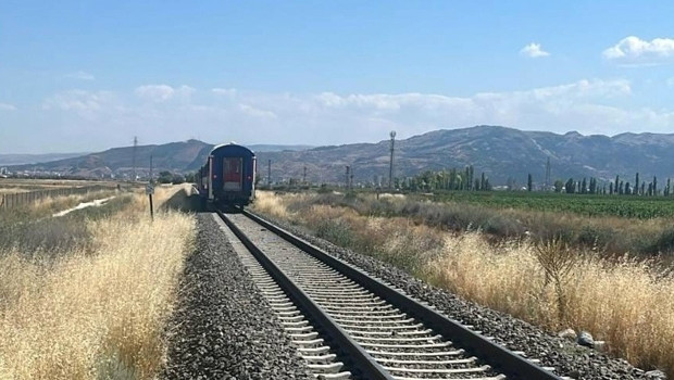 Afyonkarahisar'da trenin çarptığı tarım aracındaki 1 kişi öldü, 2 kişi yaralandı