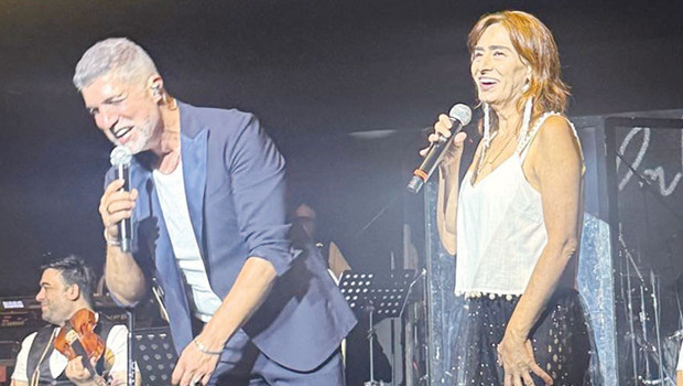 Yıldız Tilbe: Yakından daha yakışıklısın Özcan!