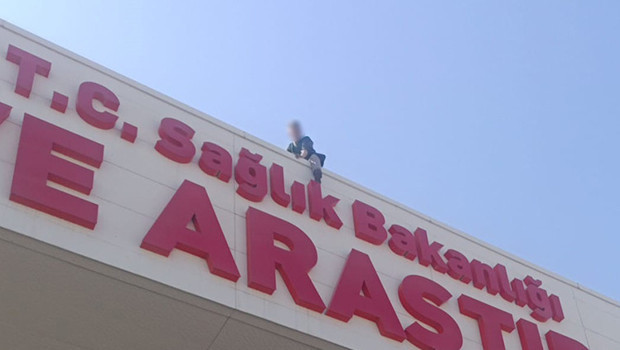 Hatay'da ilginç ikna yöntemi! Çatıdaki şahsı "Karpuz keselim gel" diyerek indirdiler haber görseli