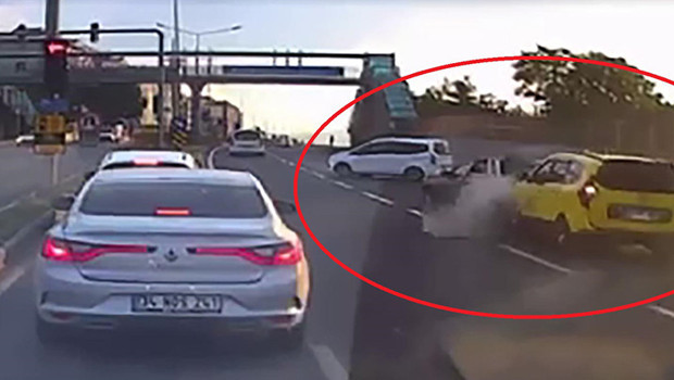 Tam bir trafik canavarı! Zincirleme kazanın görüntüsü 'pes' dedirtti