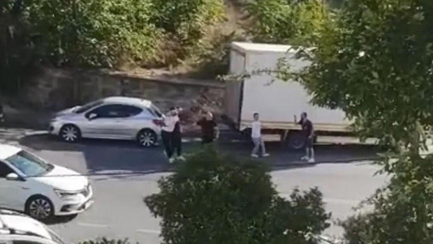 İstanbul'da kaydedildi: Soda şişesi ile ablasına kabusu yaşattı