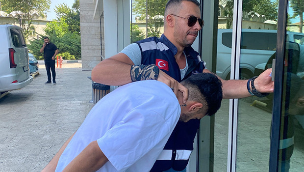 Yemek kepçesi ile dehşet: Genç kızın kollarını yaktı
