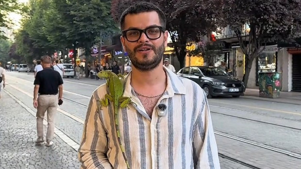 Eskişehir'de sıra dışı yürüyüş: İguanayla kent turu attı haber görseli