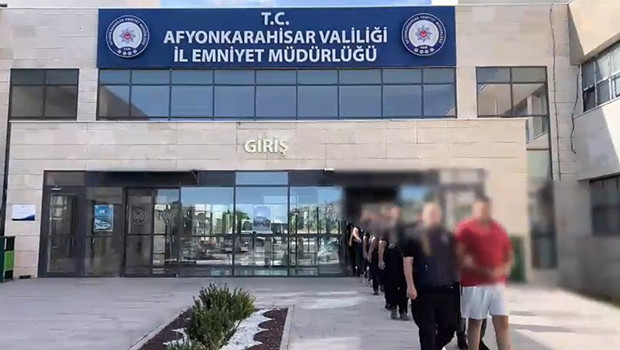 3 ilde yasa dışı bahis operasyonu: 1 milyar 250 milyon liralık işlem hacmine 8 tutuklama haber görseli