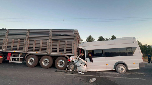Malatya'da minibüs ile TIR çarpıştı: 18 yaralı haber görseli