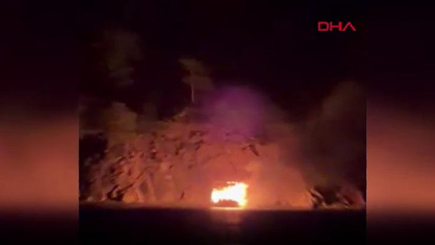 Antalya'da koyda demirli tur teknesi yandı haber görseli