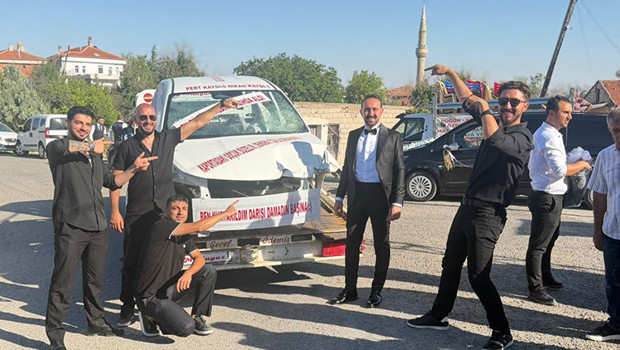 Damada 'pişmanlık' temalı sürpriz: Düğünde arkadaşları hurda otomobil hediye etti