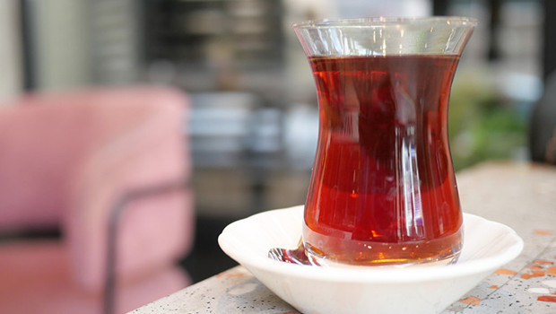 10 yıllık çalışan, çay bardağını masaya sert koyunca kovuldu