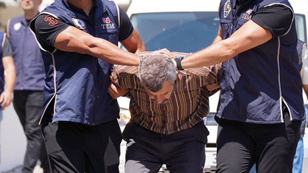 Cumhurbaşkanına suikast girişiminden aranan firari FETÖ üyesi adliyeye sevk edildi! Yıllarca böyle saklanmış haber görseli