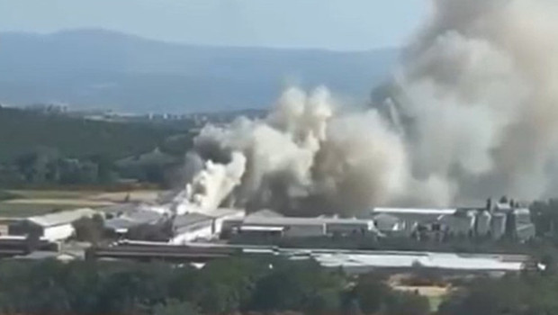 Tavuk çiftliğinde yangın: Ekipler müdahale ediyor haber görseli