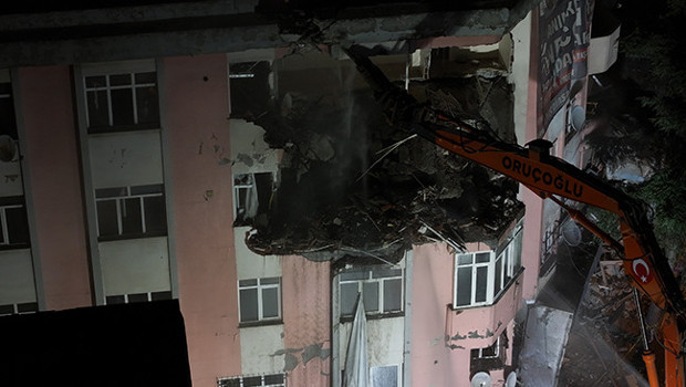 Bahçelievler'de çöken binanın yanındaki riskli binanın yıkımına başlandı