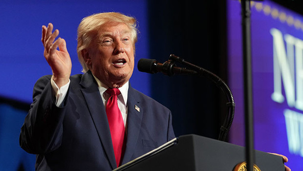 Trump’tan sahnede hızlı müdahale: Biden gibi düşmesini istemiyorum