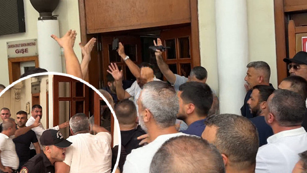 Servisçiler ayaklandı | Belediye binasına girmeye çalıştılar, polis müdahale etti
