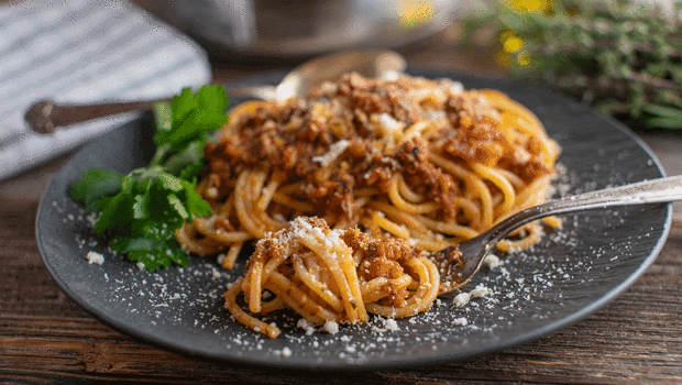 Bolonez soslu spagetti nasıl yapılır? Yanına ne gider?