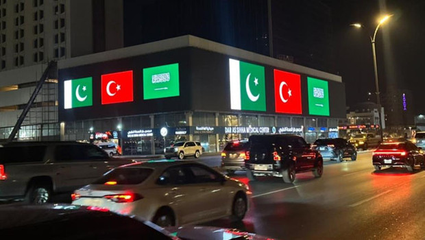 Mekke Anlaşması Suudi Arabistan'ı aydınlattı: Gökdelenlerde Türkiye ve Pakistan bayrakları