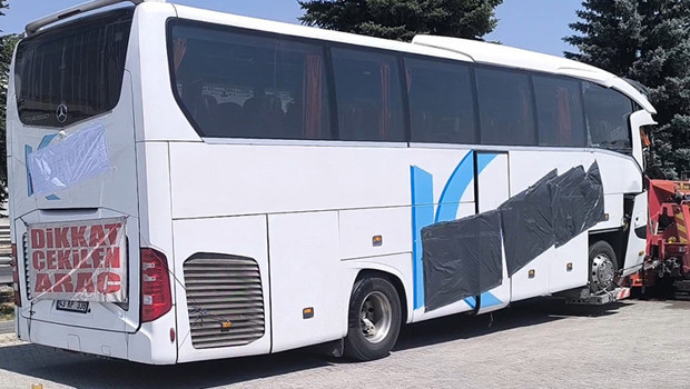 Yolcu otobüsü kamyonete çarptı: 1 ölü, 15 yaralı haber görseli