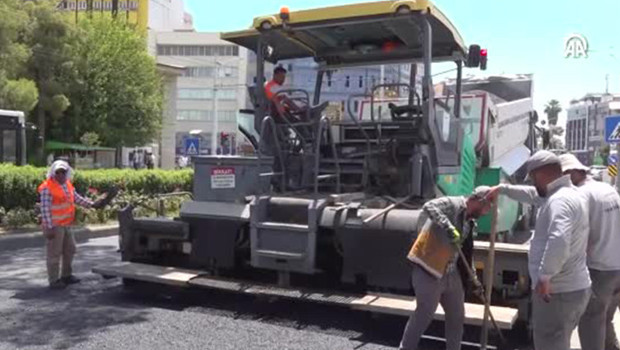 Termometreler 50 dereceye dayandı: Asfalt işçileri güçlükle çalışıyor haber görseli