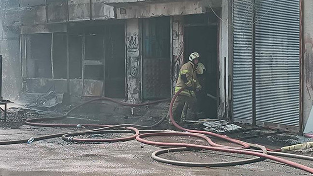 İzmir'de sünger deposunda yangın: Kontrol altına alındı haber görseli