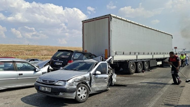 Yangın nedeniyle görüş mesafesi düştü… 13 araç birbirine girdi