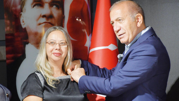 Yeni üyelere rozet takan Tekin: En az istifa İstanbul’da