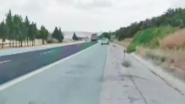 Biri otoyolda aracı soydu, kuzeni gelip "Burada hırsız çok" diye uyardı: 2 kuzen tutuklandı haber görseli