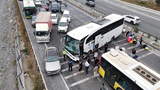 Başakşehir'de yolcu otobüsü İETT otobüsüne çarptı: 5 yaralı haber görseli