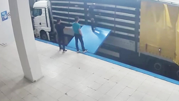 TIR'ın gizli bölmesinde yurt dışına kaçmaya çalışan suç örgütü üyesi sınırda yakalandı haber görseli