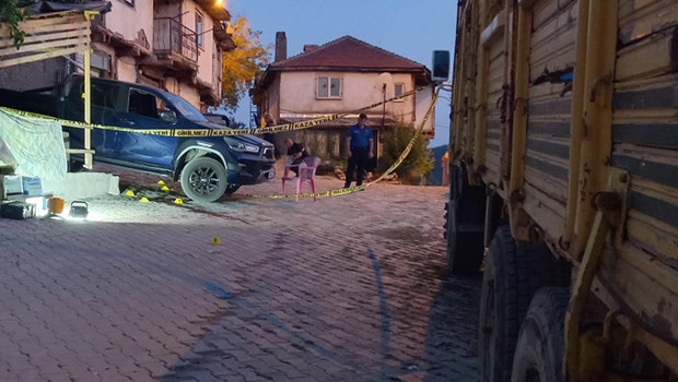 Tartıştığı husumetlilerine tabancayla ateş açtı: 2 ölü haber görseli
