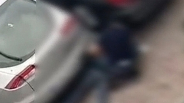 Esenler'de polisten kaçan şüpheli kovalamacayla yakalandı: Sigara paketinden uyuşturucu çıktı haber görseli