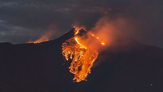 Etna Yanardağı'nda patlama: İtalya'nın Katanya Havalimanı'nda uçuşlar durduruldu haber görseli