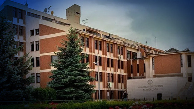 Anadolu Üniversitesi öğrenci affından yararlanacaklar dikkat! Rektör Adıgüzel'den açıklama: 'Hayırlı olmasını diliyorum' haber görseli