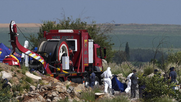 Güney Afrika'da kaçak madende göçük faciası: 14 kişi hayatını kaybetti haber görseli