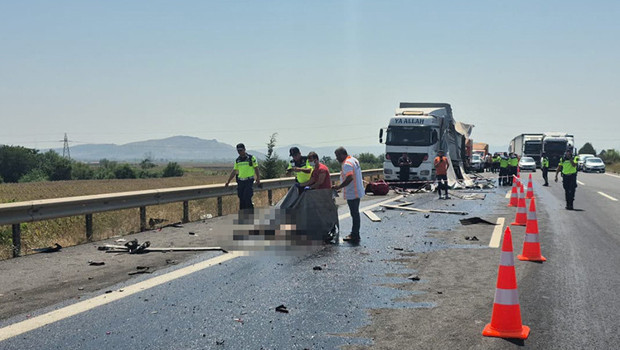 Adana'da otoyolda feci kaza: Arızalanan TIR'ını tamir etmek isterken can verdi haber görseli