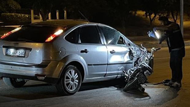 Motosiklet otomobile ok gibi saplandı: 1 ölü, 1 yaralı haber görseli