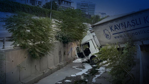 Esenler'de tır yol kenarındaki dereye uçtu haber görseli
